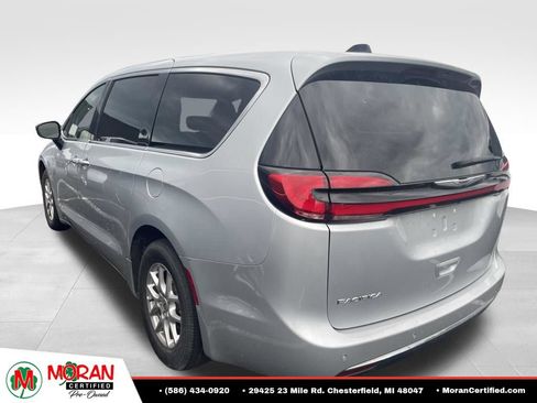 Used 2024 Chrysler Pacifica Touring-L FWD image 6