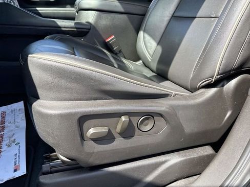 Used 2021 GMC Yukon XL SLT w/ SLT Luxury Package image 12