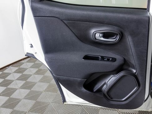 Used 2019 Jeep Renegade Latitude FWD image 37