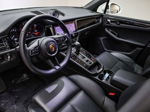 Certified 2025 Porsche Macan image 4