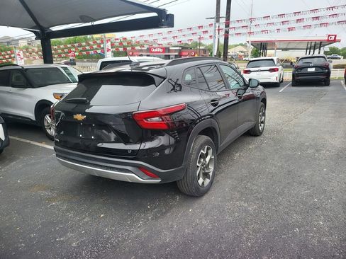 Used 2025 Chevrolet Trax LT w/ LT Convenience Package image 4