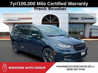 Certified 2025 Chrysler Pacifica Limited w/ Uconnect Theater Family Group