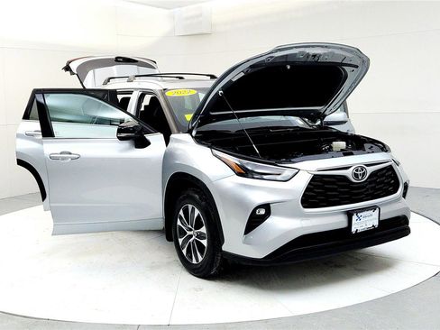 Used 2022 Toyota Highlander XLE image 9