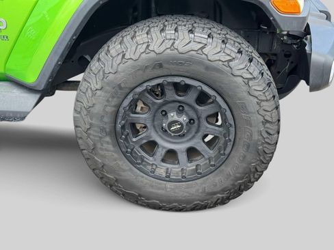 Used 2018 Jeep Wrangler Unlimited Sahara AWD/4WD image 8