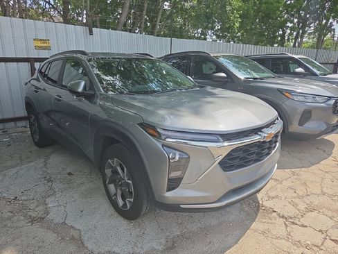 Used 2025 Chevrolet Trax LT w/ LT Convenience Package FWD image 3