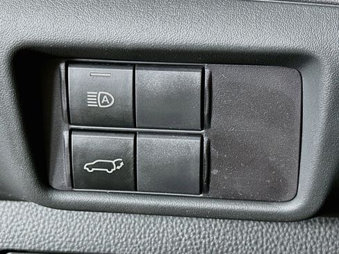 Used 2022 Toyota Highlander XLE FWD image 17