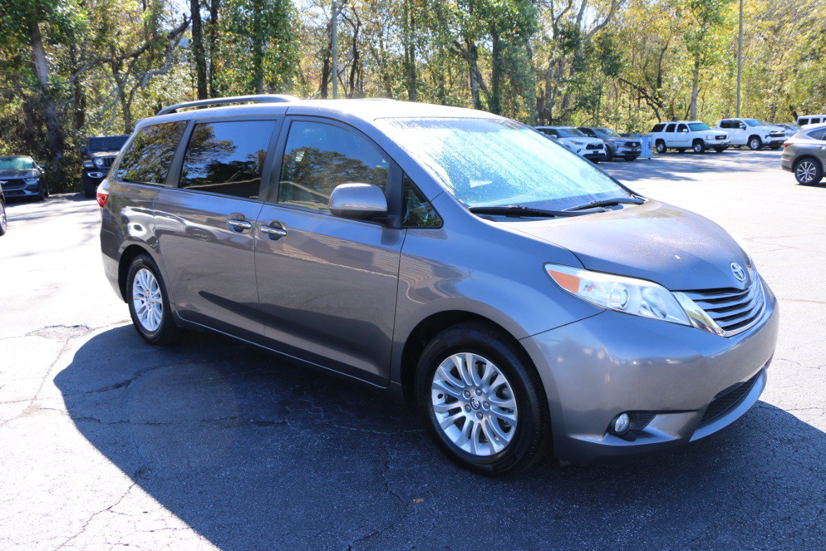 Used 2015 Toyota Sienna XLE w/ XLE Navigation Package FWD image 10