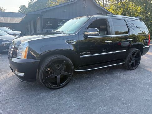 Used 2011 Cadillac Escalade AWD image 5