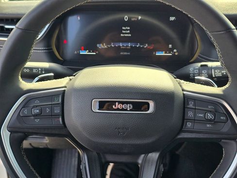 Used 2023 Jeep Grand Cherokee Altitude image 4