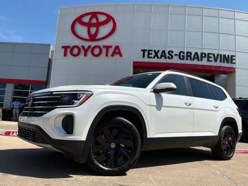 Used 2026 Volkswagen Atlas SE FWD image 2