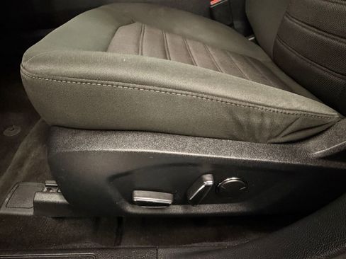 Used 2019 Ford Fusion SE FWD image 12