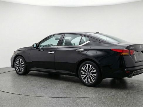 Used 2025 Nissan Altima 2.5 SV FWD image 6