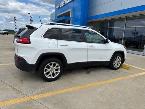 Used 2017 Jeep Cherokee Latitude FWD image 5