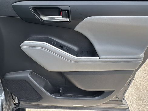 Used 2020 Toyota Highlander XLE image 29