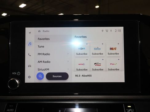 Used 2025 Toyota Camry SE image 12