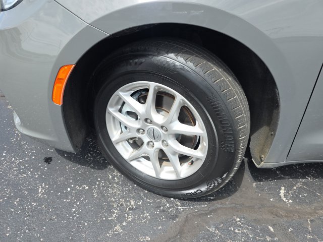 Used 2023 Chrysler Pacifica Touring-L FWD image 53
