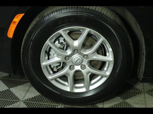 Used 2025 Chrysler Pacifica Select image 8