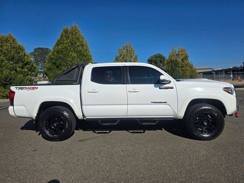 Used 2018 Toyota Tacoma TRD Sport AWD/4WD image 6