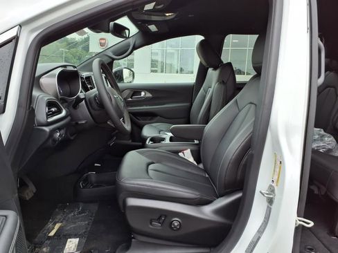 New 2026 Chrysler Pacifica Select image 4