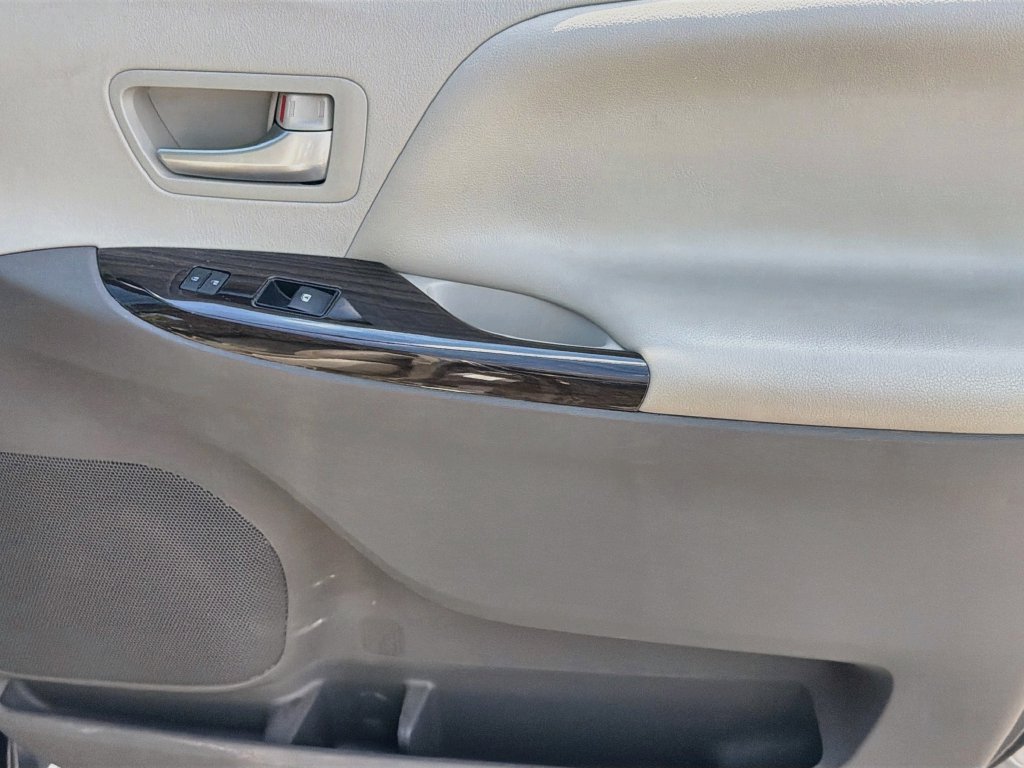 Used 2016 Toyota Sienna XLE FWD image 30