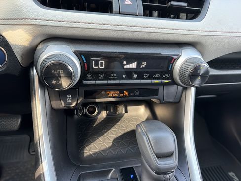 Used 2020 Toyota RAV4 XLE w/ Convenience Package AWD/4WD image 24