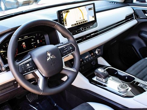 New 2025 Mitsubishi Outlander SE FWD image 15
