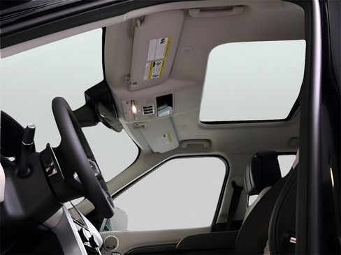 New 2025 Land Rover Discovery Metropolitan Edition image 82