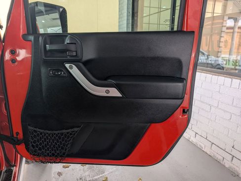 Used 2015 Jeep Wrangler Unlimited Rubicon w/ Connectivity Group image 17