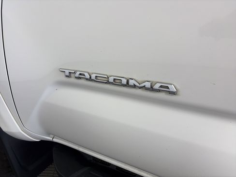 Used 2017 Toyota Tacoma TRD Sport AWD/4WD image 14