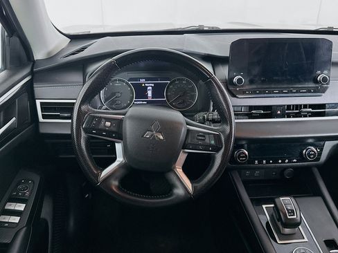 Used 2024 Mitsubishi Outlander SE image 17