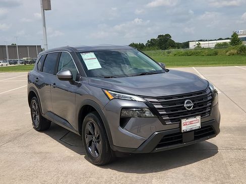 Used 2026 Nissan Rogue SV FWD image 3