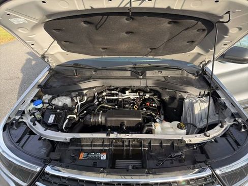 Used 2022 Ford Explorer XLT w/ Equipment Group 202A image 24