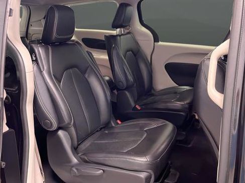 Used 2022 Chrysler Pacifica Touring-L image 25