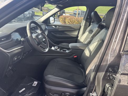 New 2025 Jeep Grand Cherokee Altitude image 12