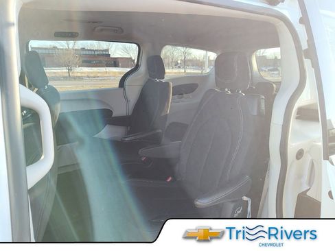 Used 2023 Chrysler Voyager LX FWD image 17