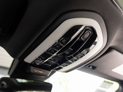 Certified 2025 Porsche Macan image 18