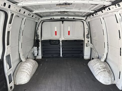 Used 2021 Chevrolet Express 2500 RWD image 18