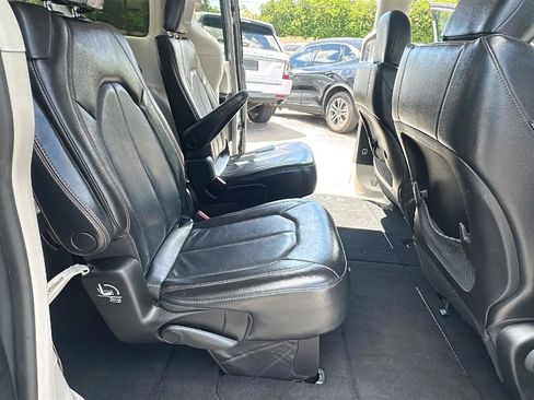 Used 2019 Chrysler Pacifica Touring-L FWD image 25