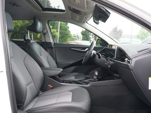 Used 2025 Kia Niro EX Touring FWD image 9