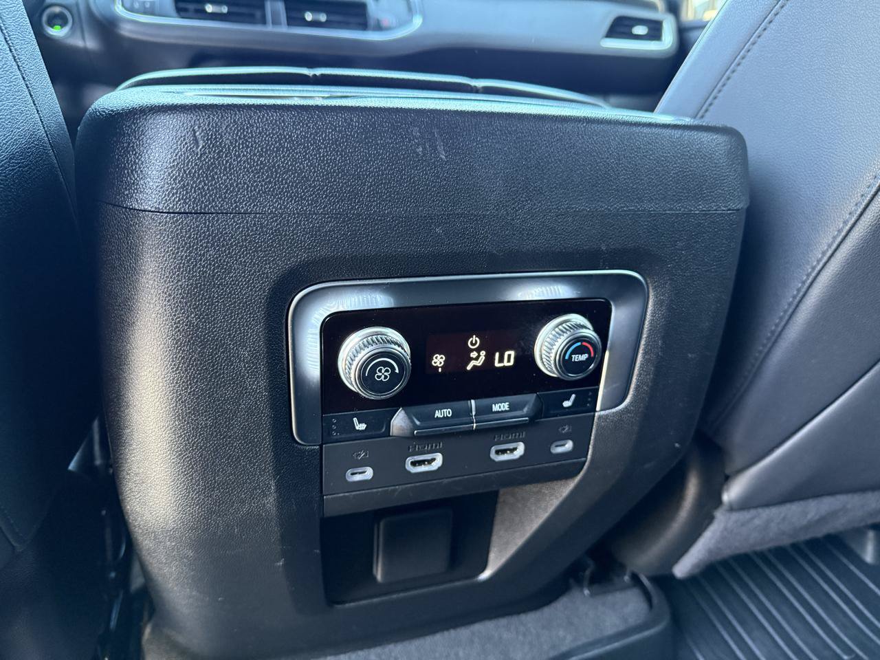 Used 2024 GMC Yukon AT4 w/ Technology Package AWD/4WD image 17