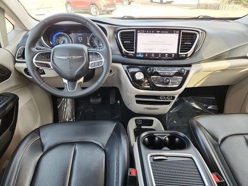 Used 2023 Chrysler Pacifica Touring-L image 10