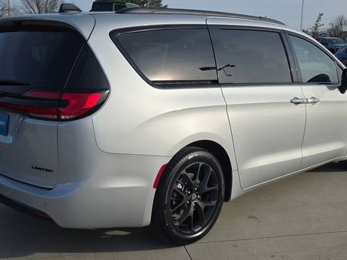New 2026 Chrysler Pacifica Limited w/ S Appearance Package image 5