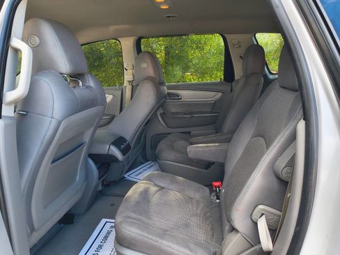 Used 2016 Chevrolet Traverse LT w/ Style and Technology Package image 4