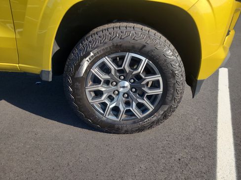 Used 2023 Chevrolet Colorado Z71 w/ Z71 Convenience Package 2 AWD/4WD image 12