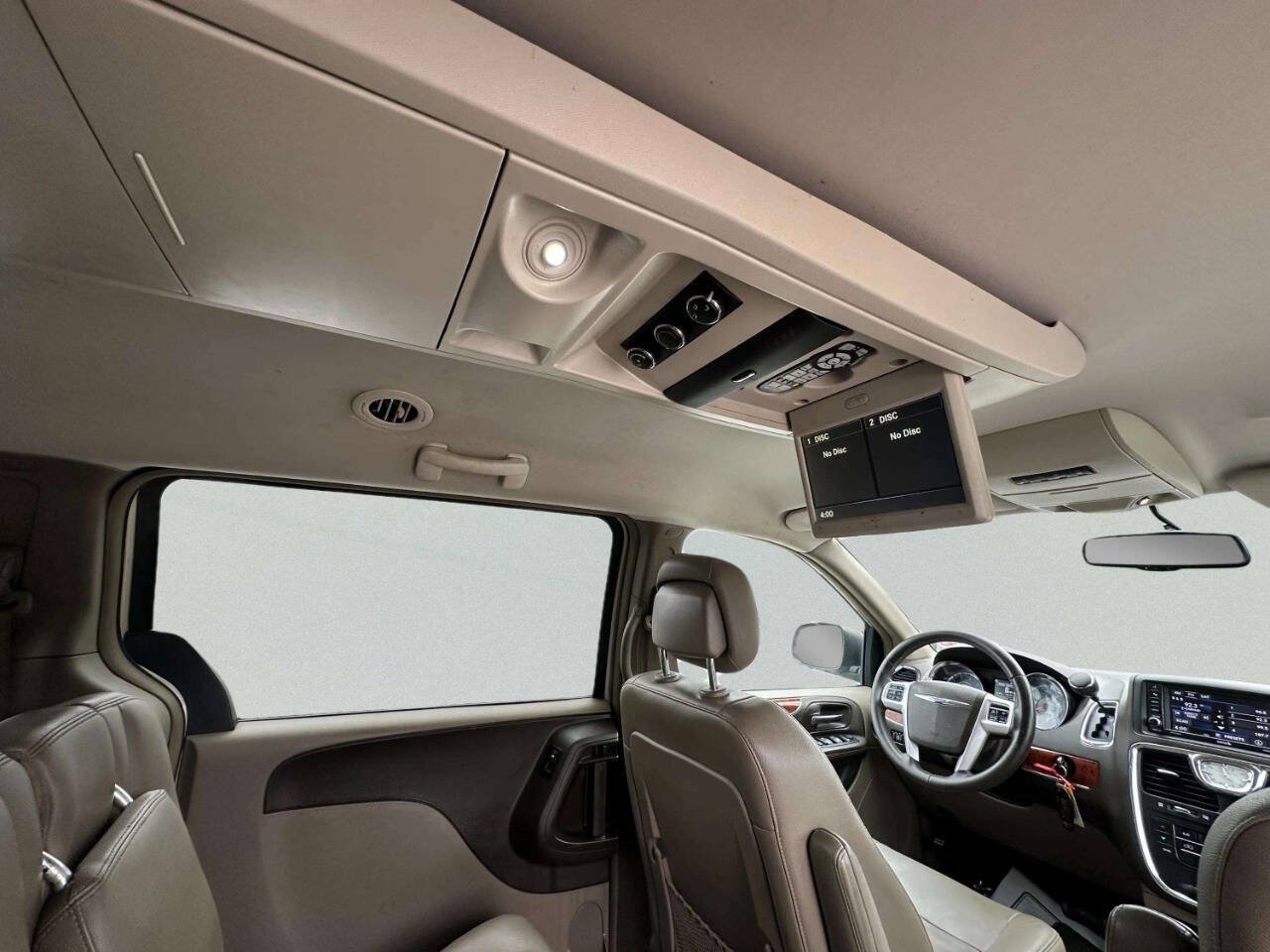 Used 2014 Chrysler Town & Country Touring FWD image 19
