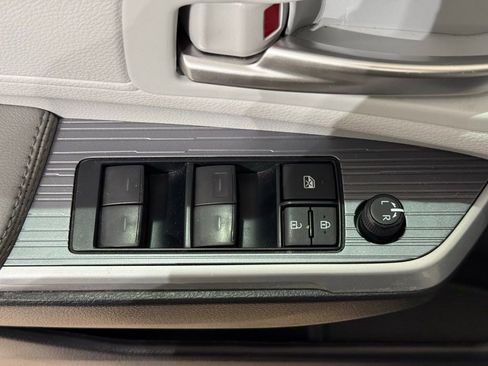 Used 2025 Toyota Sienna XLE w/ XLE Plus Package FWD image 16