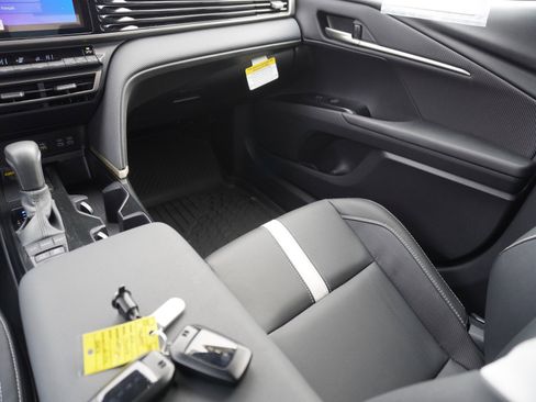 Used 2026 Toyota Camry Hybrid image 16