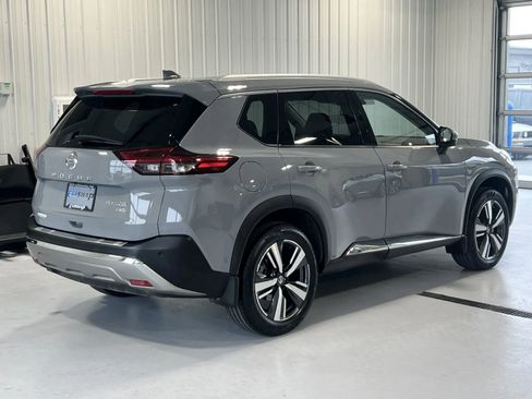 Used 2021 Nissan Rogue Platinum image 3