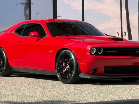 Used 2015 Dodge Challenger SRT w/ Technology Group RWD image 17
