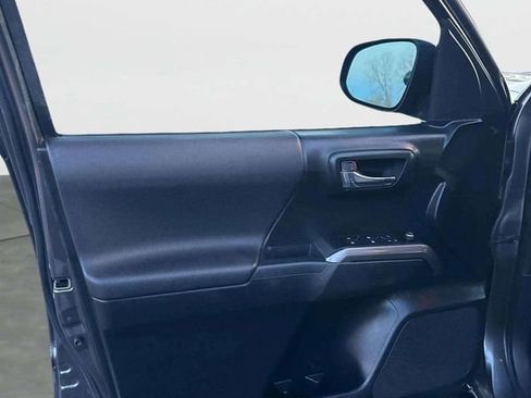 Used 2016 Toyota Tacoma TRD Sport w/ Towing Package image 21